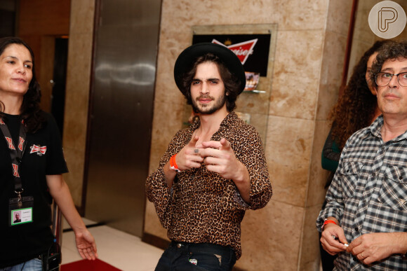 Com camisa de oncinha, Fiuk chega à festa no hotel da Budweiser, em Copacabana, no Rio