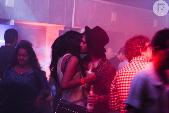 Fiuk é flagrado beijando uma morena em festa no hotel da Budweiser, em Copacabana, no Rio, em 28 de junho de 2014