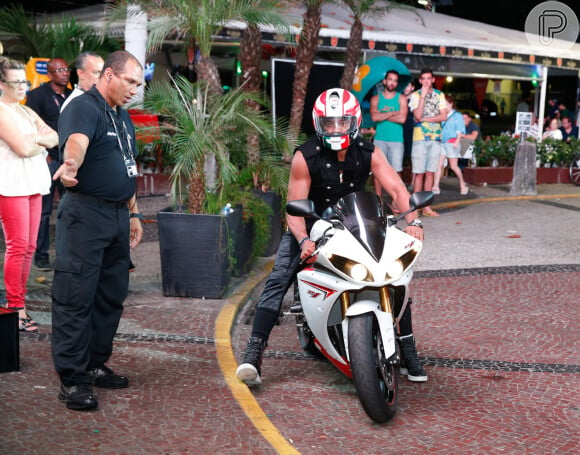 Anderson Silva chega de moto à festa no hotel Budweiser