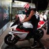 Anderson Silva chega de moto à festa no hotel Budweiser