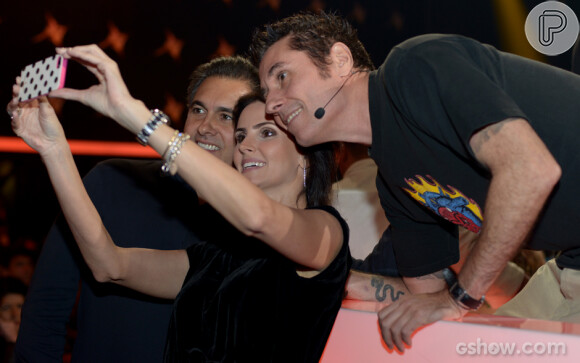 Lisandra Souto tira 'selfie' com Dinho Ouro Preto no 'SuperStar'