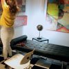 Alessandra Ambrosio mostra gingado em clipe de Seu Jorge e Pablo Morais