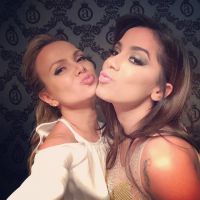 Eliana grava programa com Anitta em show da cantora: 'Fofocando com a querida'