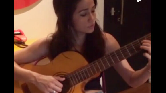 Nanda Costa aparece cantando e tocando violão: 'Gostoso demais'
