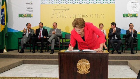 Dilma Rousseffe assina o novo programa que trata-se de um investimento para aumentar a produção, programação e distribuição de conteúdos audiovisuais, expandindo o mercado