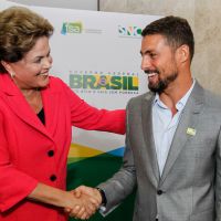 Cauã Reymond cumprimenta Dilma Rousseff em lançamento de programa governamental