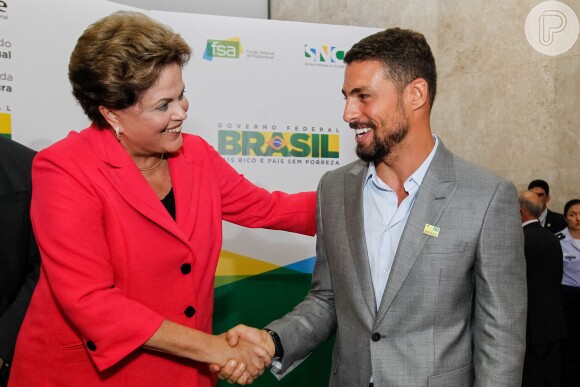 Cauã Reymond cumprimenta Dilma Rousseff em lançamento de programa governamental 1º de julho de 2014