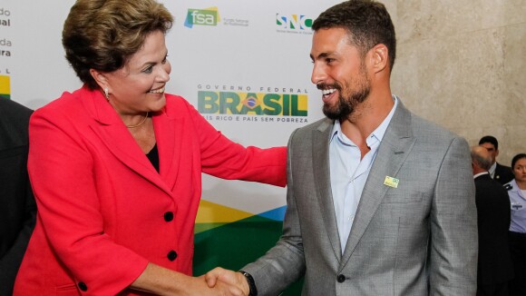 Cauã Reymond cumprimenta Dilma Rousseff em lançamento de programa governamental