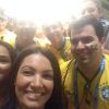 Patrícia Poeta em selfie com torcedores do Brasil