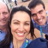 Patrícia Poeta posa para uma selfie ao lado de Marcos Uchôa e Thiago Asmar