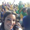 Patrícia Poeta no estádio com a torcida do Brasil