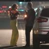 Helô (Giovanna Antonelli) usou uma calça pantalona amarela para jantar com Stenio (Alexandre Nero) e a peça já virou queridinha das mulheres