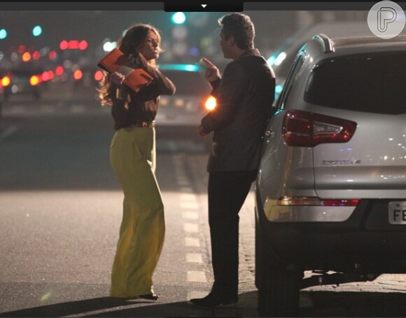 Helô (Giovanna Antonelli) usou uma calça pantalona amarela para jantar com Stenio (Alexandre Nero) e a peça já virou queridinha das mulheres