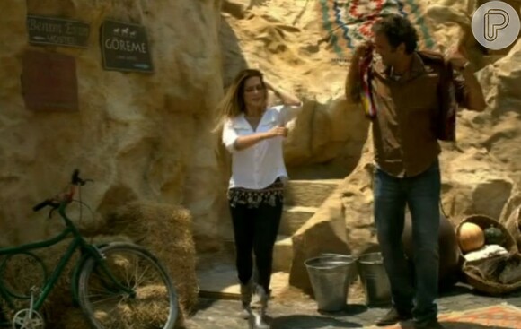 Na Capadócia, Bianca também usou um cinto de franjas de metal enquanto saía da caverna de Zyah. Ele dizia para ela montar a loja, quem tem no Brasil, na região da Turquia