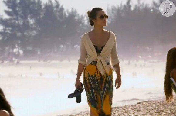 Bianca (Cleo Pires) usa seu inseparável top preto, que agradou às mulheres por baixo da camisa, enquanto passeia na praia e pensa em Stenio (Alexandre Nero), logo após conhecê-lo