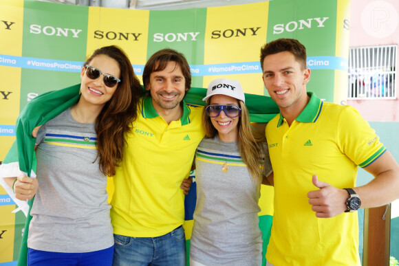 Murilo Rosa e a mulher, Fernanda Tavares, e Danielle Winits e o marido, Amaury Nunes, posam juntos no estádio do Castelão, em Fortaleza