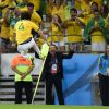 David Luiz comemora gol dando voadora na bandeirinha