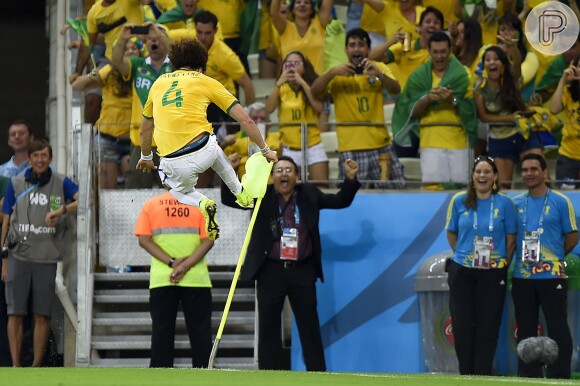 David Luiz comemora gol dando voadora na bandeirinha
