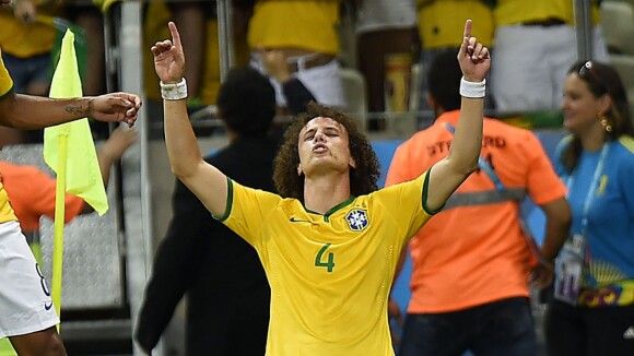 Com gols de Thiago Silva e David Luiz, Brasil vence Colômbia e vai à semifinal