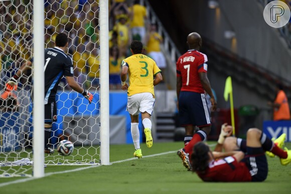 Thiago Silva marcou o primeiro gol do Brasil após cobrança de escanteio de Neymar