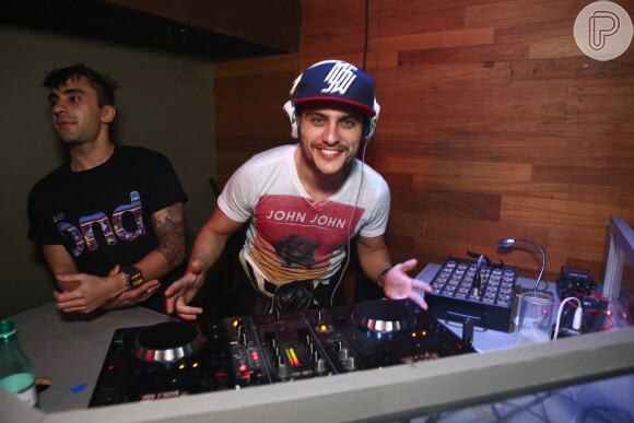 Guilherme Leicam assumiu o posto de DJ em um evento no Rio