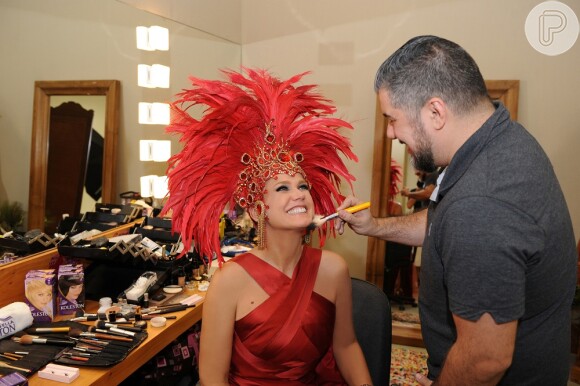 Xuxa posa sorridente com fantasia vermelha de Carnaval em foto divulgada pela marca Wella em 5 de fevereiro de 2013