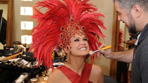 Xuxa, sorridente e com cara de apaixonada, posa com fantasia de Carnaval