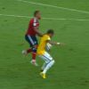 Neymar levou uma joelhada nas costas durante a partida