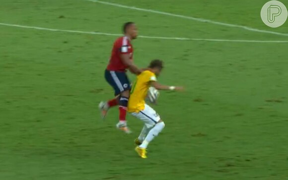 Neymar levou uma joelhada nas costas durante a partida