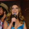 O vocalista da Suricato brincou de fazer figuração atrás de Fernanda Paes Leme no 'SuperStar' do dia 29 de junho de 2014