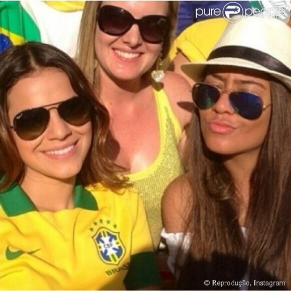 Bruna Marquezine e a irmã de Neymar estão na casa do jogador, o apoiando emocionalmente