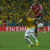 Neymar recebeu uma joelhada nas costas do colombiano Zuñiga, aos 41 minutos do segundo tempo do jogo entre Brasil e Colômbia