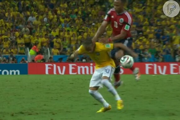 Neymar recebeu uma joelhada nas costas do colombiano Zuñiga, aos 41 minutos do segundo tempo do jogo entre Brasil e Colômbia