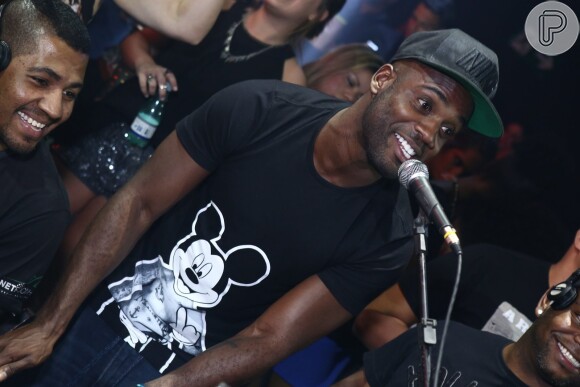 Rafael Zulu também cantou no evento 'Verão021'