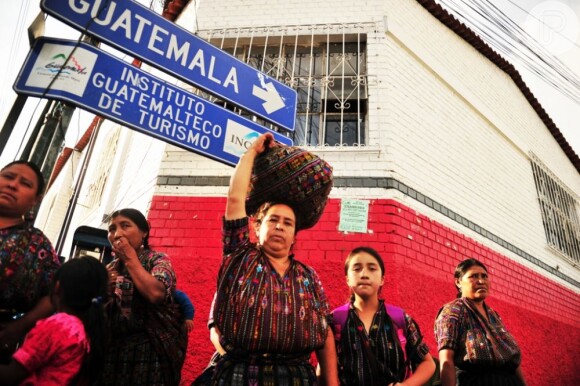 Veja um grupo de mulheres da Guatemala, locação de 'Flor do Caribe'