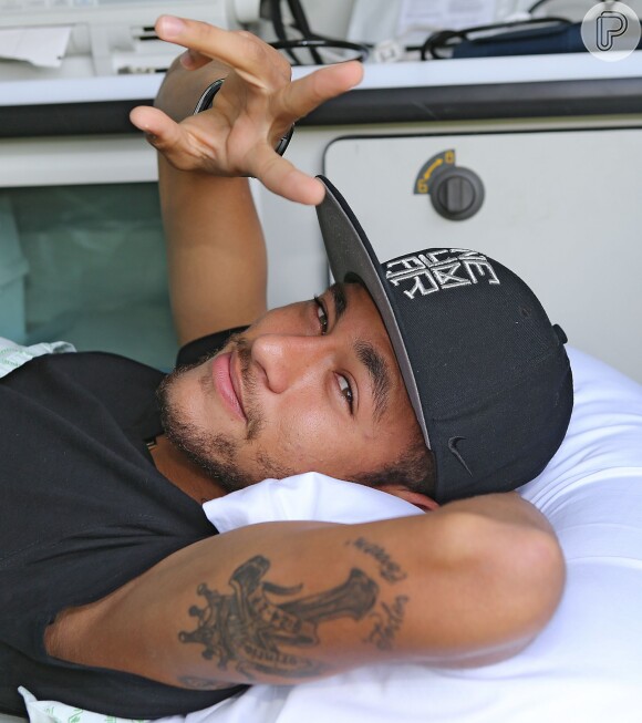 Neymar manda mensagem de apoio para jogadores da Seleção, em 8 de julho de 2014: 'Quero muito, mas muito mesmo, estar com todos no próximo domingo dentro de campo... no Maracanã'