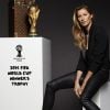 Gisele Bündchen vai levar a taça de campeão na final da Copa do Mundo