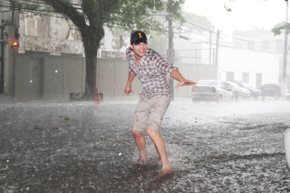 Quando estava em São Paulo, em 2011, pegou um temporal na cidade e depois que a chuva melhorou, foi correndo para a rua tirar fotos como se estivesse surfando