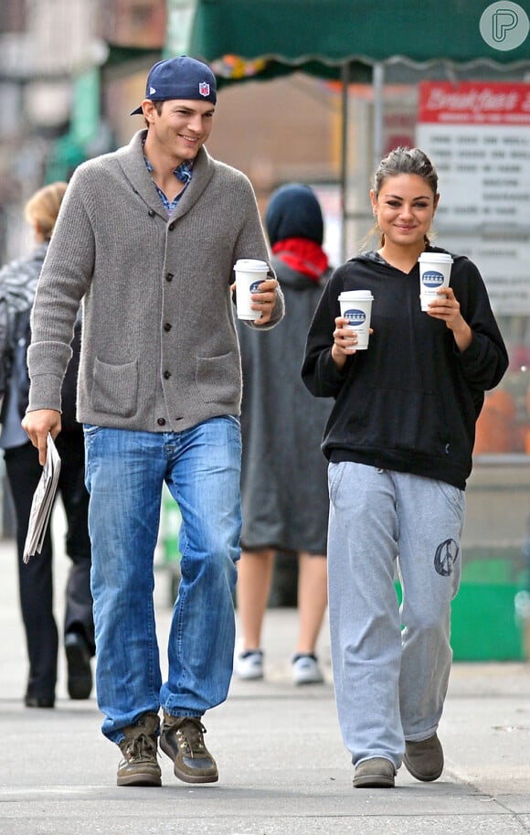 Pouco depois de assumirem o namoro, Ashton e Mila foram flagrados comprando café nas ruas de Nova York