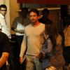 Gerard Butler se diverte com amigos em restaurante do Leblon, na Zona Sul do Rio de Janeiro (9 de julho de 2014)