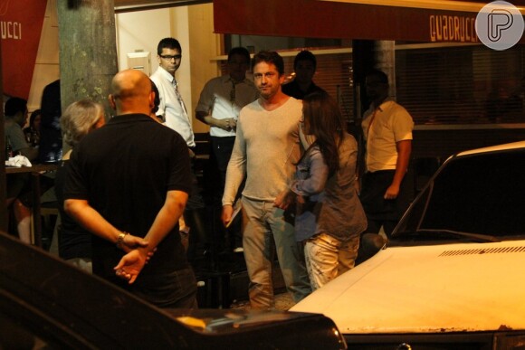 Gerard Butler se diverte com amigos em restaurante do Leblon, na Zona Sul do Rio de Janeiro (9 de julho de 2014)