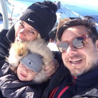 Adriane Galisteu se diverte na neve ao lado do filho, Vittorio, e do marido