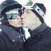 'Amor na neve', escreveu Adriane Galisteu na legenda de uma foto onde aparece trocando beijos com o marido