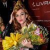Sophia Abrahão recebeu flores de um fã no lançamento da revista 'Glamour' de julho