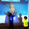 Danielle Winits compartilhou uma fotos dos filhos, Noah e Gay, curtindo o último jogo do Brasil na Copa diante do telão: 'Amor incondicional. Vestindo a camisa. Ontem, hoje, sempre. Neymar feliz filhos felizes. A gente acredita e amarra o amor na chuteira'