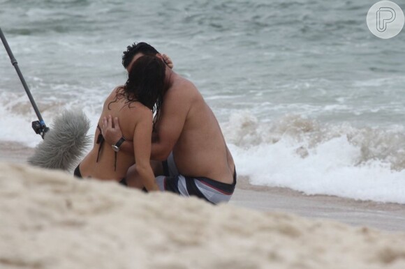 Márcia (Fernanda Paes Leme) e Théo (Rodrigo Lombardi) se beijam em 'Salve Jorge', em fevereiro de 2013