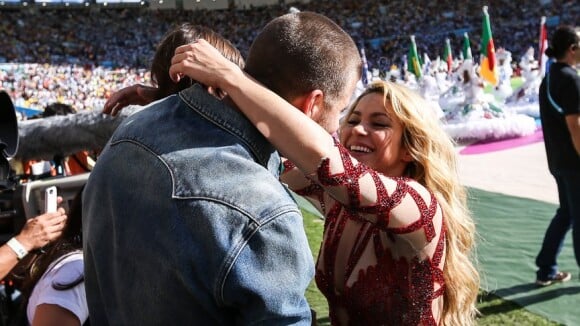 Shakira beija Piqué após cantar no encerramento da Copa
