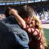 Shakira e Gerard Piqué foram vistos trocando carinhos após a cantora colombiana se apresentar no encerramento da Copa do Mundo, neste domingo, 13 de julho de 2014