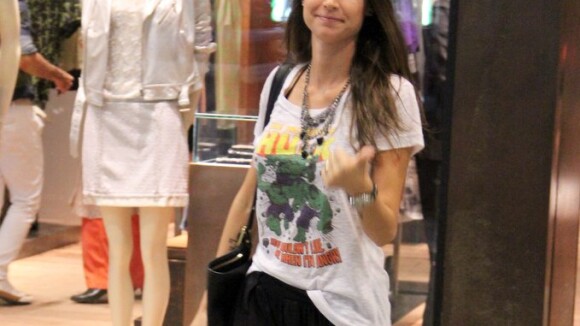 Thaila Ayala faz compras em shopping do Rio e sorri para paparazzo