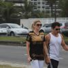 Antonia Fontenelle passeia com a blusa do Botafogo e levanta indícios de volta com Emerson Sheik; casal namorou no início de 2014